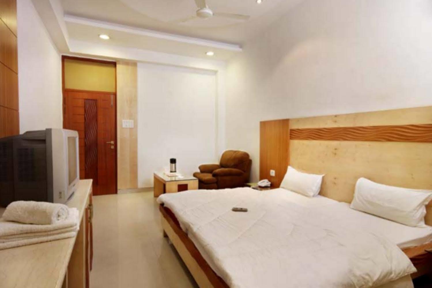 Hotel Mandakini Plaza Kanpur Habitación foto